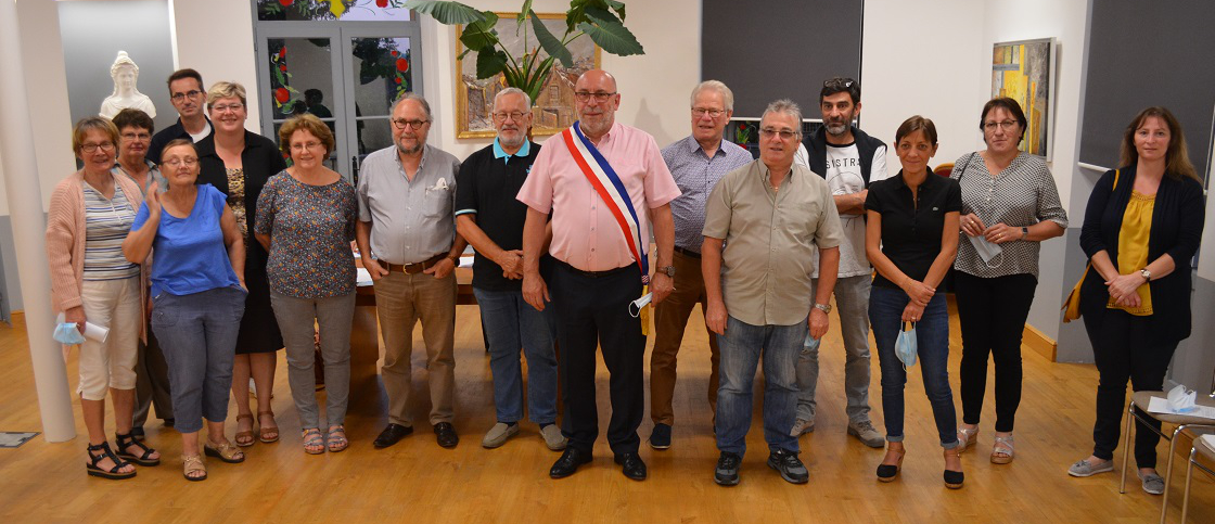 Les conseillers municipaux :
LAVIELLE Jean-Marie - ROUGE Françoise - JUMEL Christiane - BOUNICHOU Mauricette - BAIGNEAU François - TRIJOULET Jean-Pierre - TABANOU Véronique - AUDOUARD Marc - NOËL Sylvie - BAGILE Sébastien - BOUYSSOU Sophie - BLAIS Nicolas - GUIMARD Pernelle
